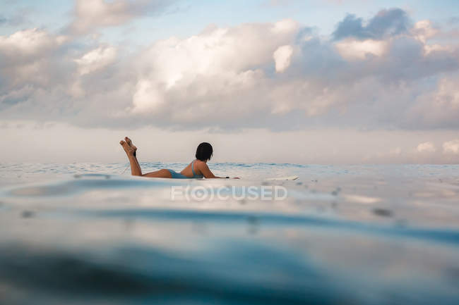 Surfista donna a tavola da surf — Foto stock