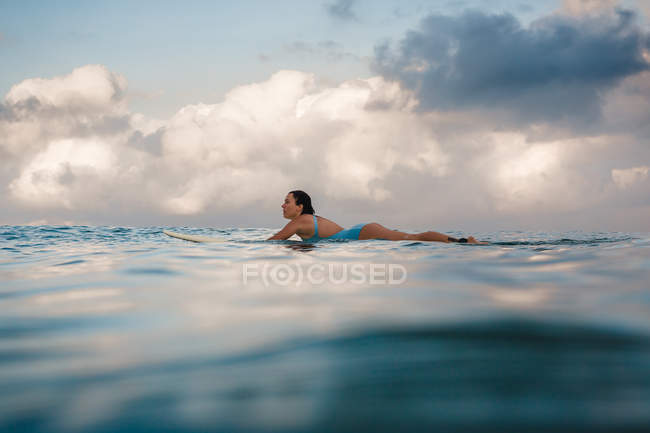 Surfista feminina na prancha de surf — Fotografia de Stock