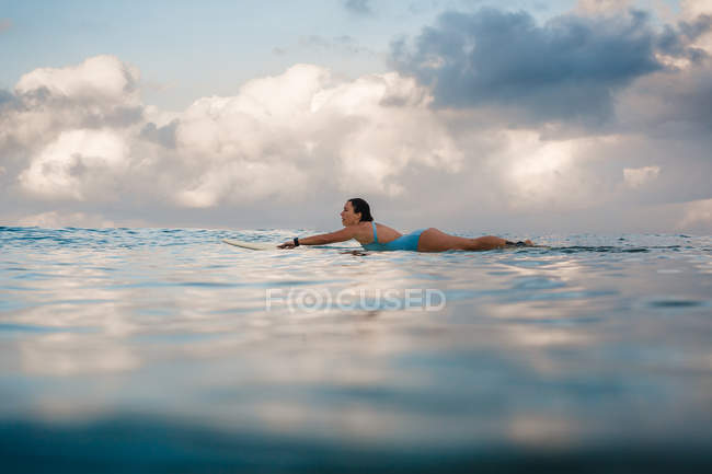 Жіночий серфер на дошці для серфінгу — стокове фото