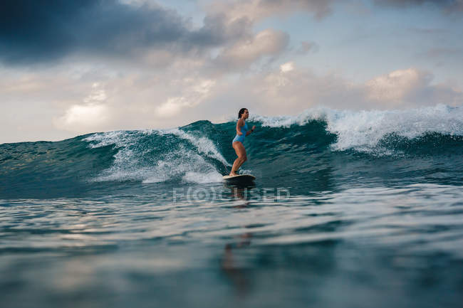 Femme surfeuse sur planche de surf — Photo de stock