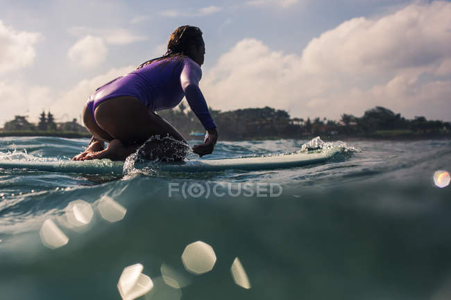 Surfista femenina en tabla de surf - foto de stock