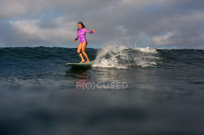 Surfista femenina en tabla de surf - foto de stock