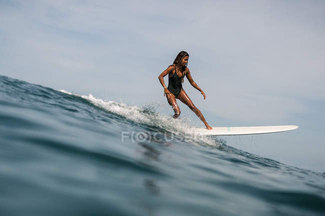 Femme surfeuse sur planche de surf — Photo de stock