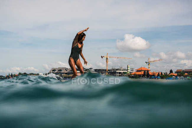 Femme surfeuse sur planche de surf — Photo de stock