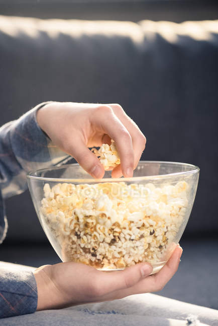 Person eating popcorn — Stock Photo