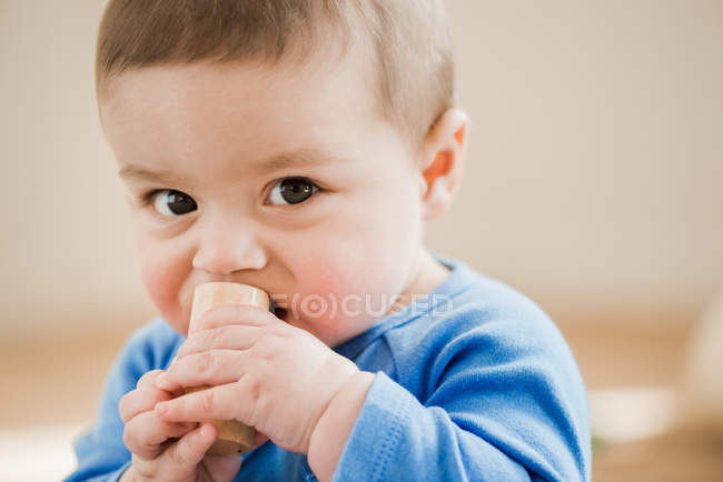 Adorable enfant avec jouet en bois — Photo de stock