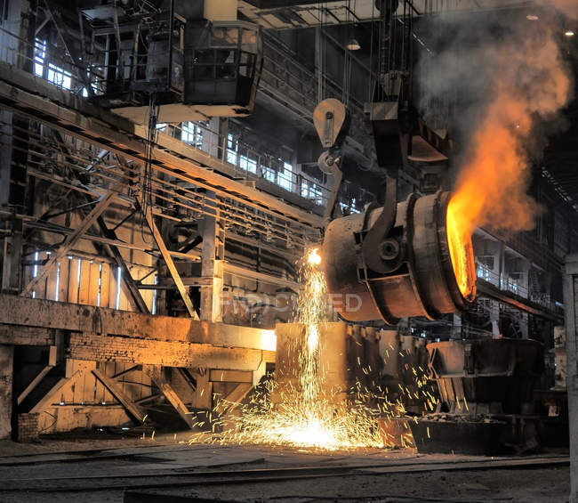 Танення металу в ливарному заводі — стокове фото