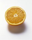 Вкусная апельсиновая половина — стоковое фото