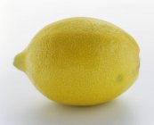 Primer plano sabroso limón - foto de stock
