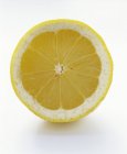 Вкусная половинка лимона — стоковое фото