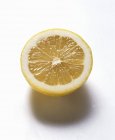 Savoureux citron moitié — Photo de stock