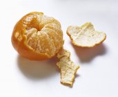 Mandarina parcialmente pelada - foto de stock