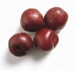 Prunes rouges mûres fraîches — Photo de stock