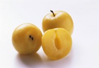 Ameixas amarelas maduras frescas — Fotografia de Stock