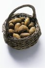 Korb gefüllt mit Kartoffeln — Stockfoto