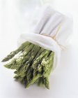 Paquete de espárragos verdes - foto de stock