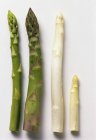 Quattro lance di asparagi assortiti — Foto stock