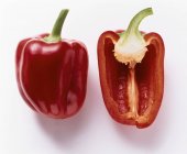 Rote Paprika mit der Hälfte — Stockfoto