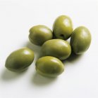 Un mucchio di olive verdi — Foto stock