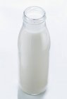 Garrafa cheia de leite — Fotografia de Stock