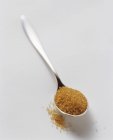 Brauner Zucker auf einem Teelöffel — Stockfoto