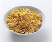 Copos de maíz secos en tazón - foto de stock