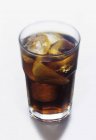 Glas Cola mit Zitrone — Stockfoto
