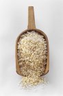 Colher de madeira preenchida com arroz — Fotografia de Stock
