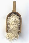 Scoop di legno pieno di farina — Foto stock