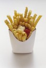 Papas fritas en caja de papel blanco - foto de stock