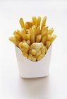 Batatas fritas em caixa de papel branco — Fotografia de Stock
