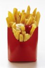 Pommes Kartoffeln in einer roten Pappschachtel — Stockfoto