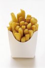 Pommes de terre frites dans une boîte en papier blanc — Photo de stock