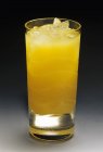 Verre de jus d'orange avec glace — Photo de stock