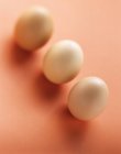 Три коричневых яйца — стоковое фото