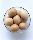 Коричневые яйца в миске — стоковое фото