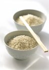 Reis in Schüsseln und Essstäbchen — Stockfoto