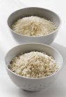 Довгі і короткі зерна рису — стокове фото