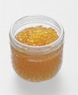 Caviar de salmón en frasco de vidrio - foto de stock