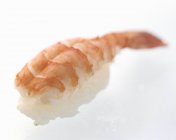 Une crevette Nigiri Sushi — Photo de stock