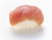 Un sushi nigiri - foto de stock
