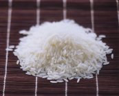 Неприготовленный длинный белый рис — стоковое фото
