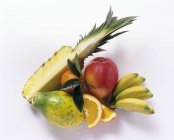 Frutas tropicales en montón - foto de stock