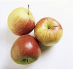 Tres manzanas maduras - foto de stock
