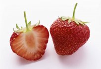 Ganze und halbierte Erdbeeren — Stockfoto