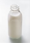 Полная бутылка молока — стоковое фото