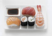 Sushi surtido con verduras y pescado - foto de stock