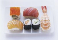 Sushi sortido com legumes e peixe — Fotografia de Stock