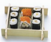 Ассорти суши в деревянной коробке — стоковое фото