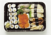 Разнообразные суши маки — стоковое фото
